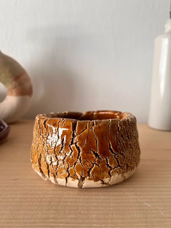 Cuenco de cerámica con esmalte craquelado color ocre, con textura de corteza de árbol