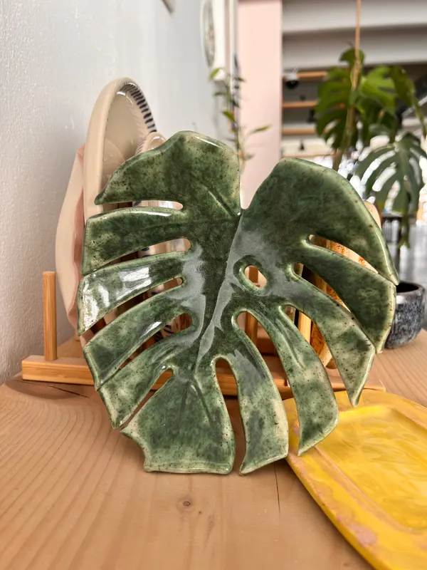 Bandeja de cerámica con forma de hoja de monstera, calada a mano y esmaltada en verde brillante