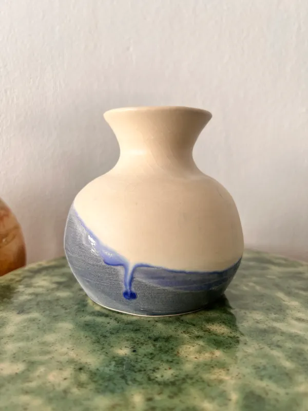 Jarrón de cerámica torneado, esmaltado en crema con un azul que chorrea desde el cuello